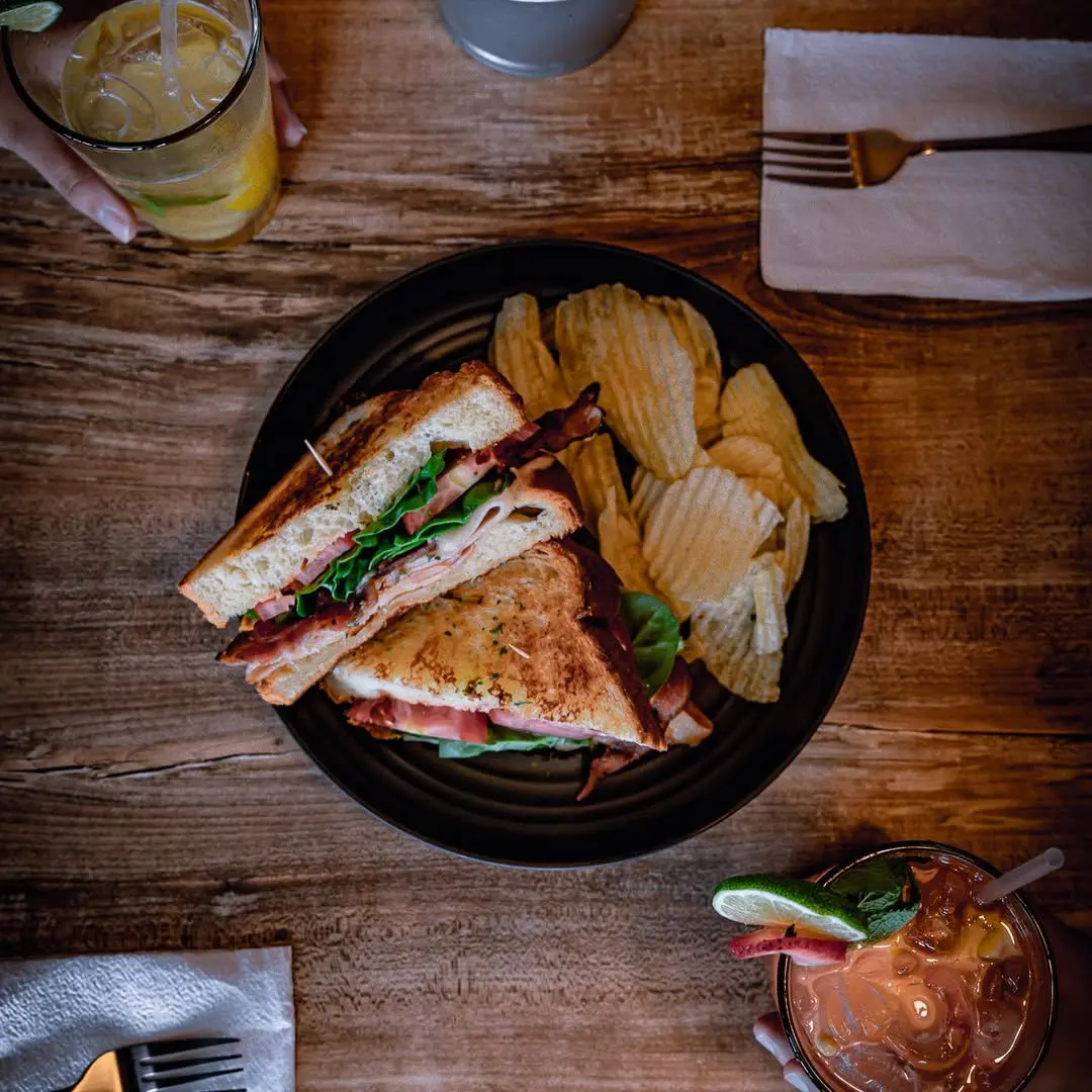 Detalle de huevos benedictinos con salsa holandesa fresca